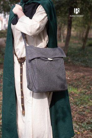 Vesker bag in dark grey gives you a little room to hide your non immersive tools